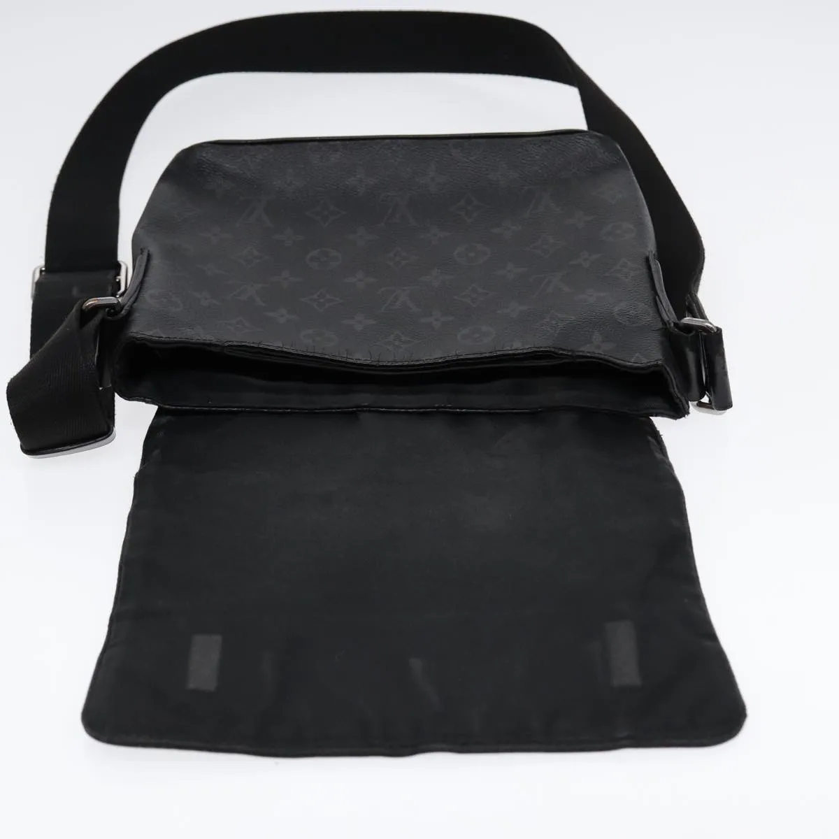 Trendy Inspired Louis Vuitton Monogram Eclipse District Pm Shoulder Bag M45272 Lv Auth Bs17527