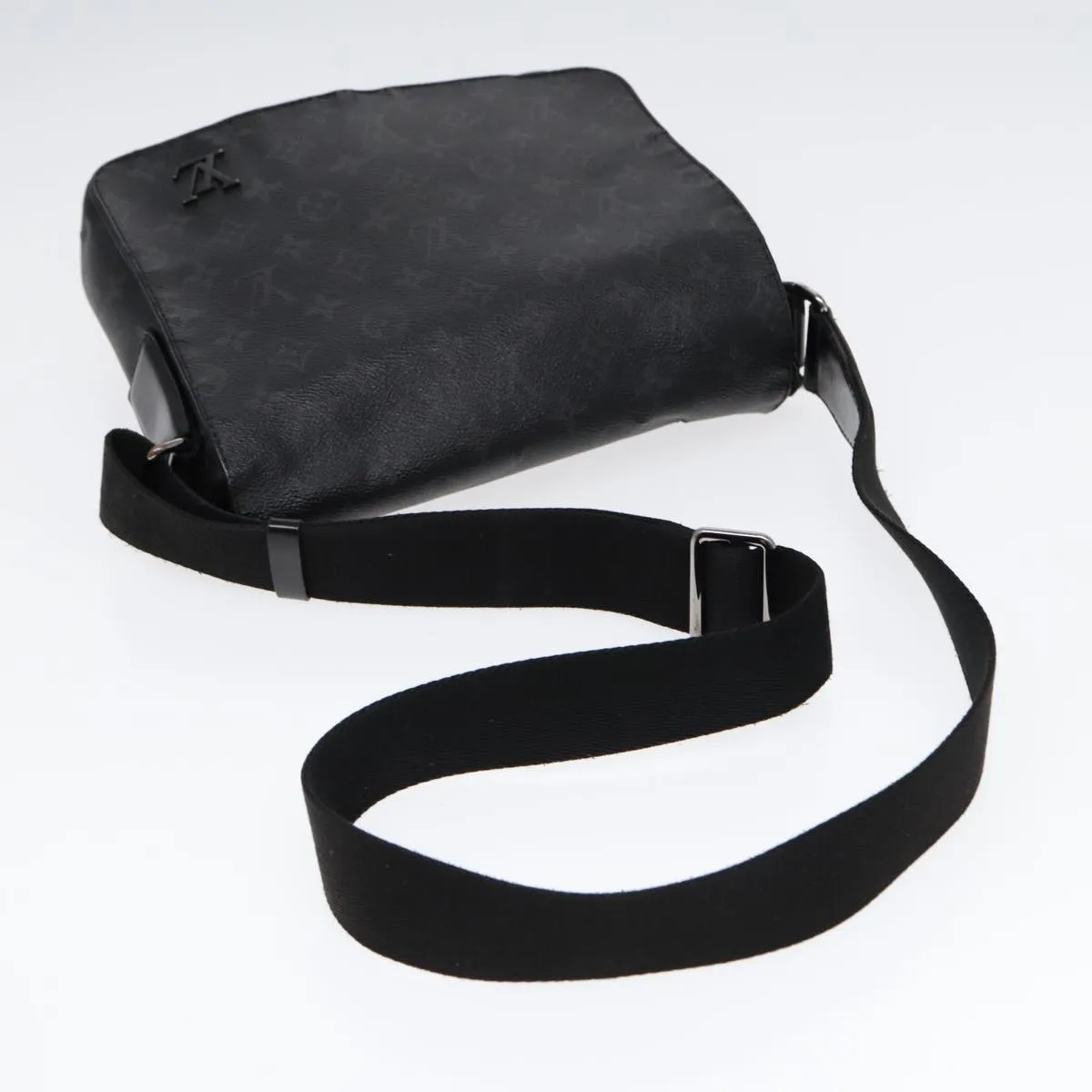 Trendy Inspired Louis Vuitton Monogram Eclipse District Pm Shoulder Bag M45272 Lv Auth Bs17527